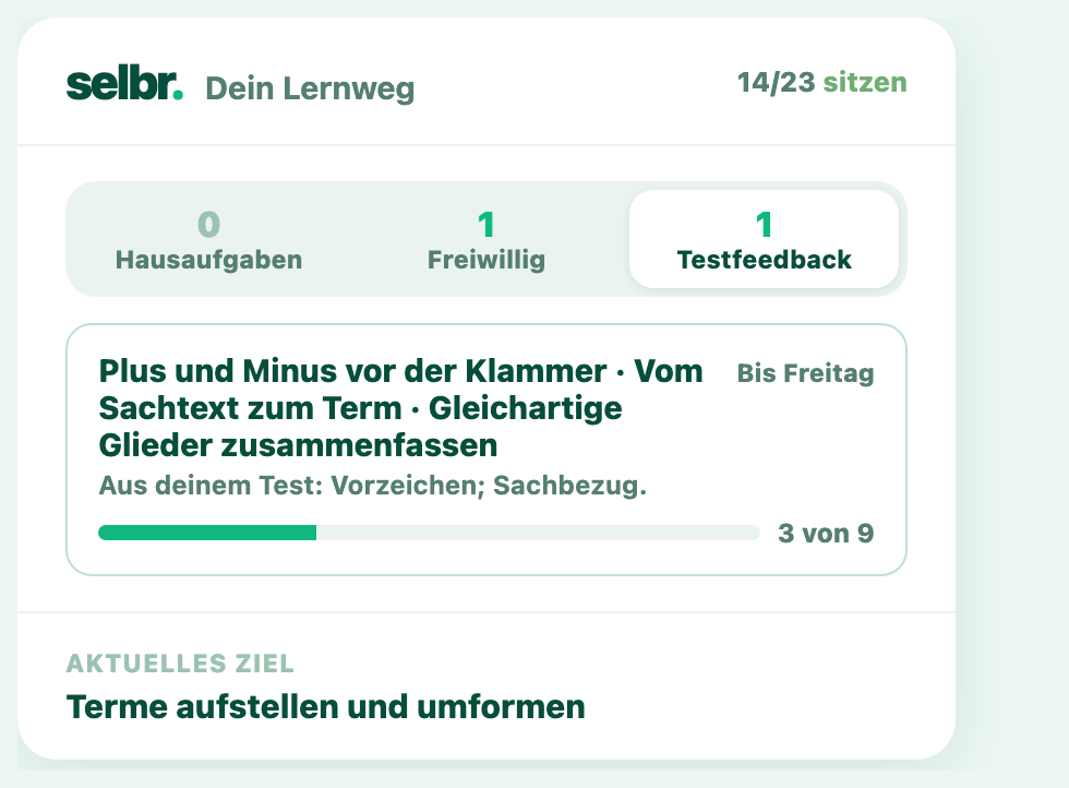 Ansicht der Lernplattform: drei Reiter Hausaufgaben, Freiwillig und Testfeedback, darunter eine Lektionskarte mit drei Stationen, Hinweis und Fortschrittsbalken